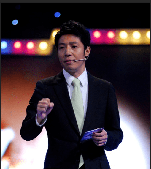 1999年他开始主持《今日说法》法制节目被大众所追捧,其后主持了