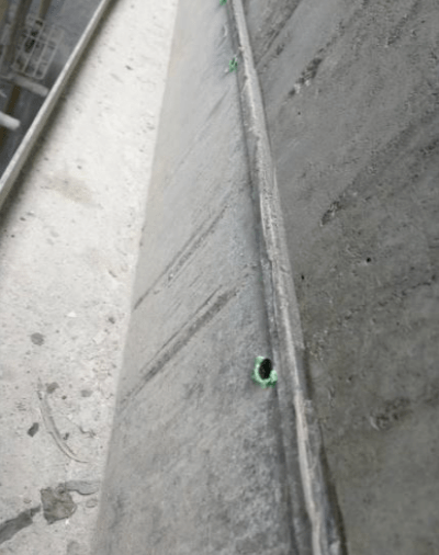 通过在外墙设置截水槽用来拦防止上部主体施工对外墙已完工程的污染