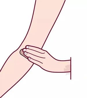 按压应该是用三个手指压住抽血处,将皮肤表面和血管上的针眼整体按压