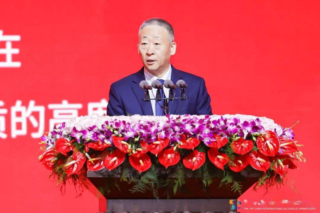 中国酒业协会副秘书长刘振国,自贡市荣县人民政府副县长虞芳,徽县县委