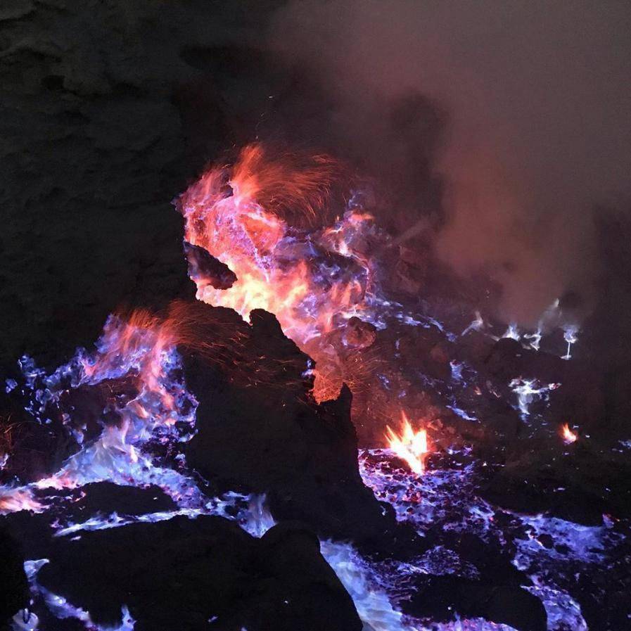 还会生成如"鬼火"般的蓝色火焰,而且因为硫磺味太重,参观这个景点的