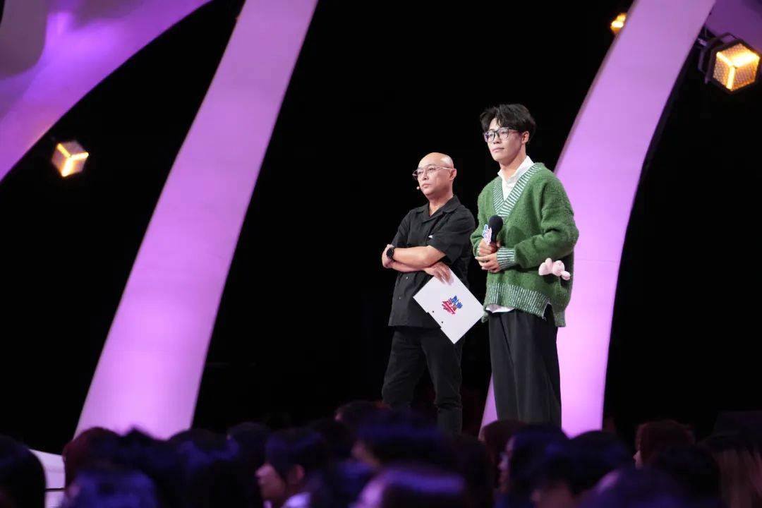 在节目播出期间,主持人陈浩,罗乐将在《非诚勿扰》的官方抖音直播间与