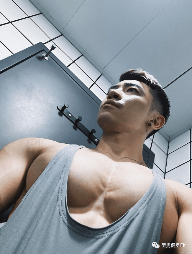 d罩杯的大胸肌肉男,草莓很大颗_xexh