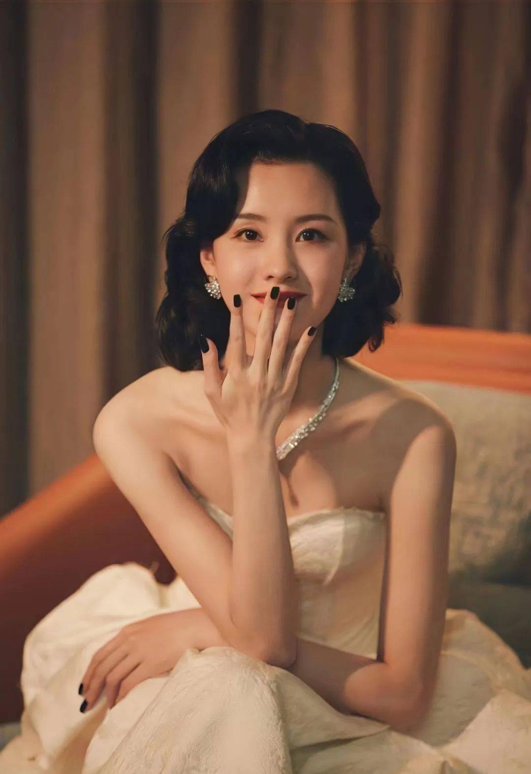 但是,陈都灵妙就妙在,有一个和外表完全不同的内里.