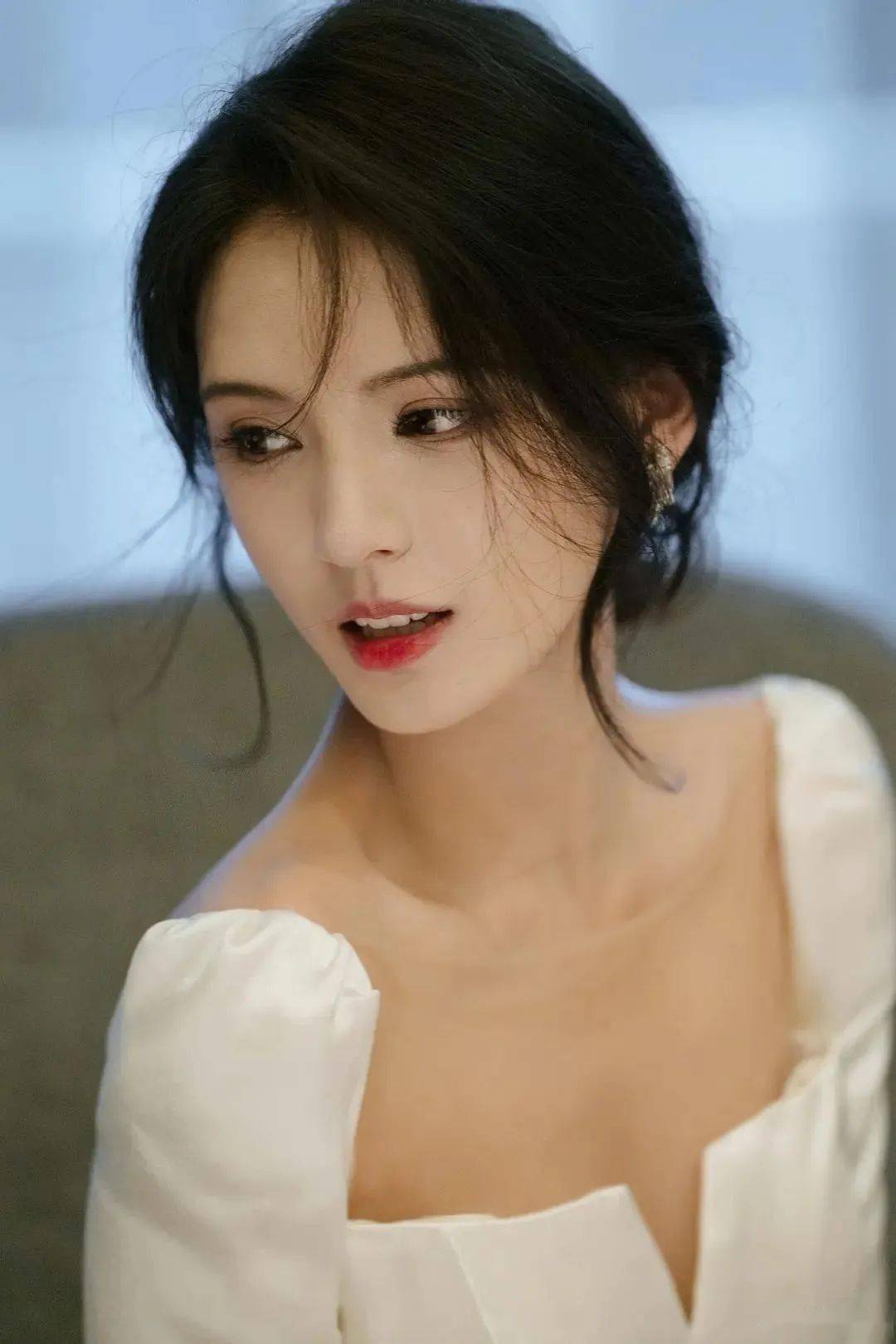 代表作:《无法拥抱的你》《亲爱的王子大人》《琉璃》