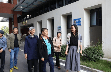 伍家岗区外国语小学举行离退休教师"重阳节"活动_康健_同志_大巴车