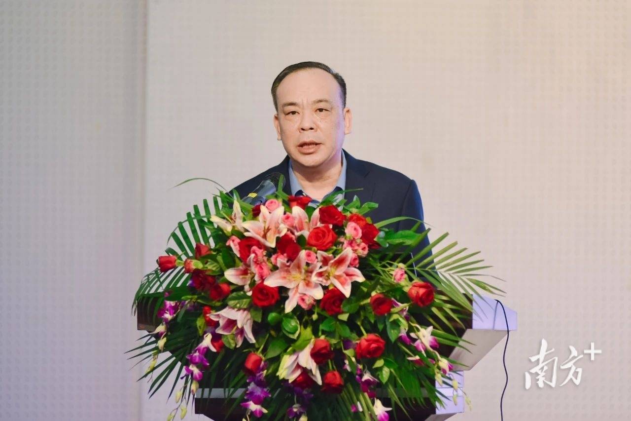 广东华侨中学校长李子良.