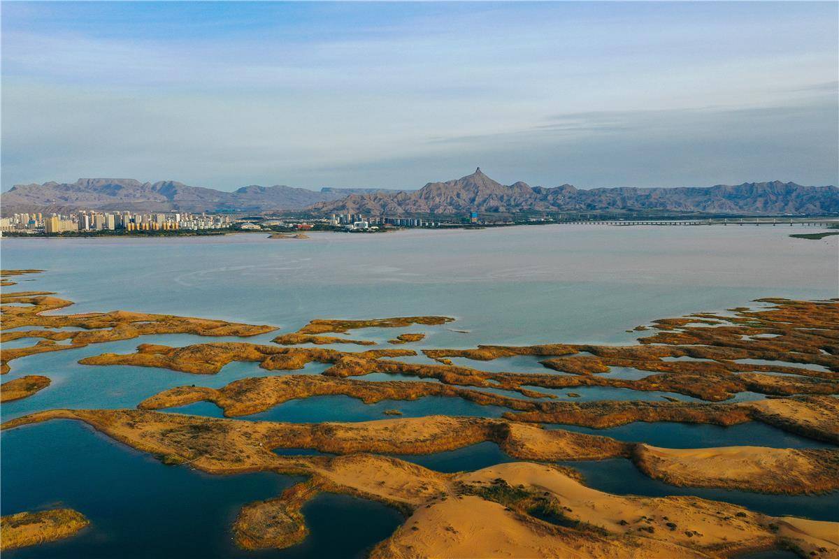草原全媒记者 王晓博 摄欣赏湖泊与沙漠的壮美景观吧~来乌海湖乘船