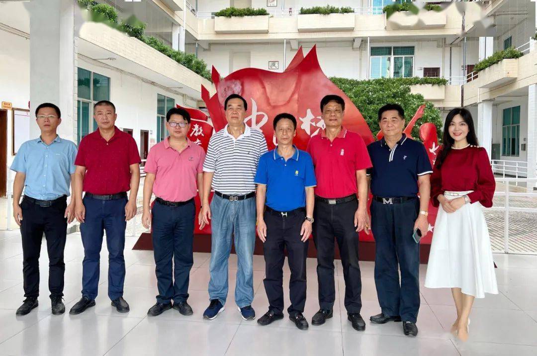 浓浓母校情 依依校友心 | 普宁市华侨中学杰出校友张仲明等一行回母校