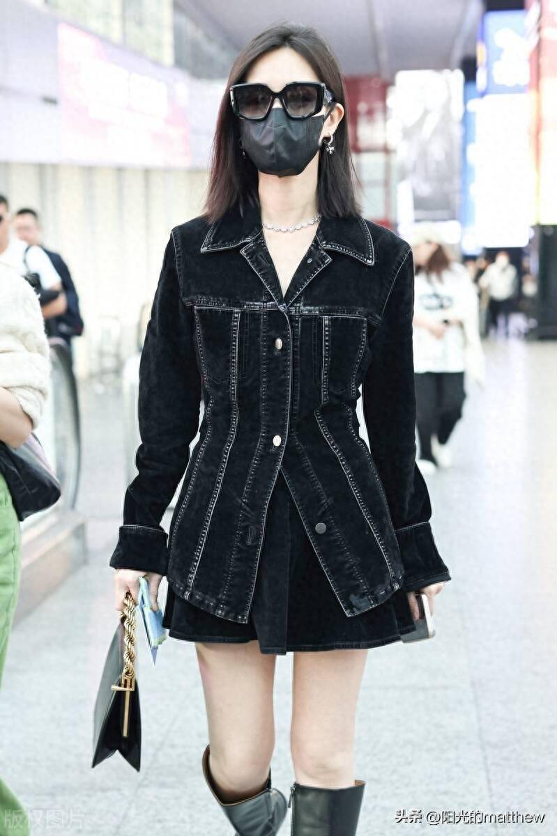 2023年10月23日,北京,李一桐现身机场.身着短裙长靴时尚靓丽.