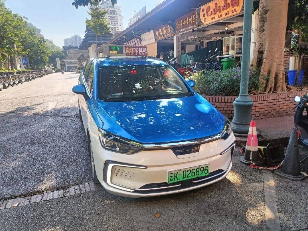 云kd26896(出租车)地点:景洪市告庄景区不文明行为:不按规定停车云kt