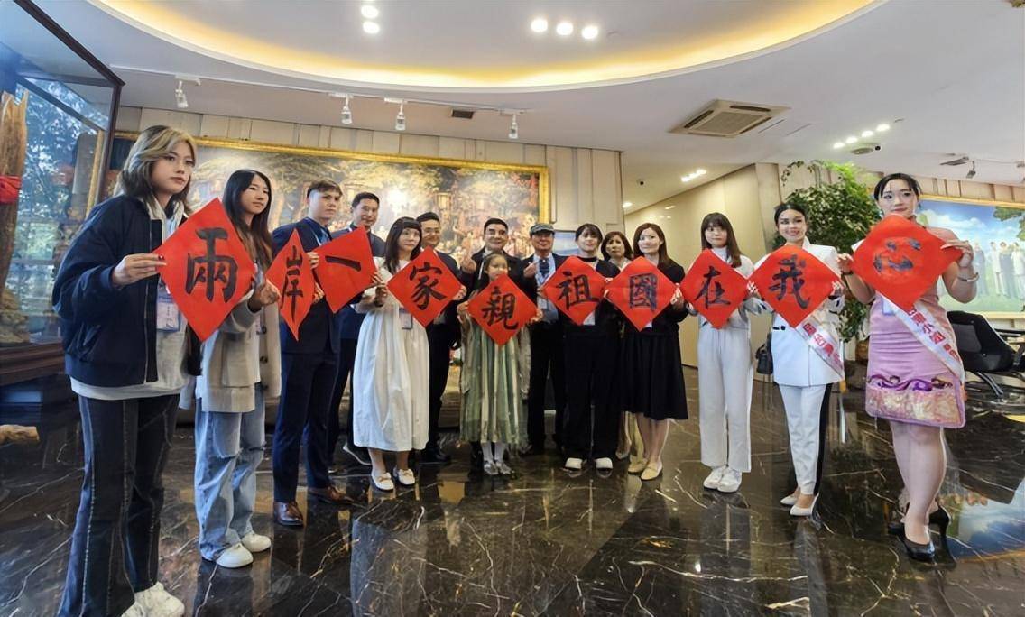 (两岸青年共写书法)(两岸人文企业家俱乐部秘书长石宝峰和台湾大陆