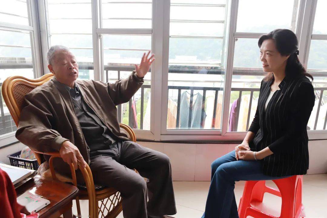 市长郭绯红与老干部亲切交谈郭绯红还叮嘱随行的有关部门负责人,要