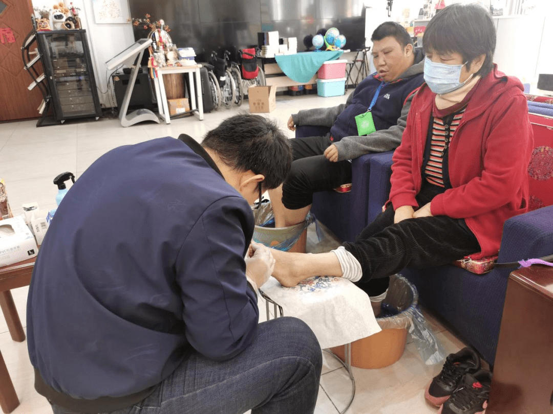 石园街道温馨家园开展社区残疾人修脚活动_指甲_弘扬_中华民族