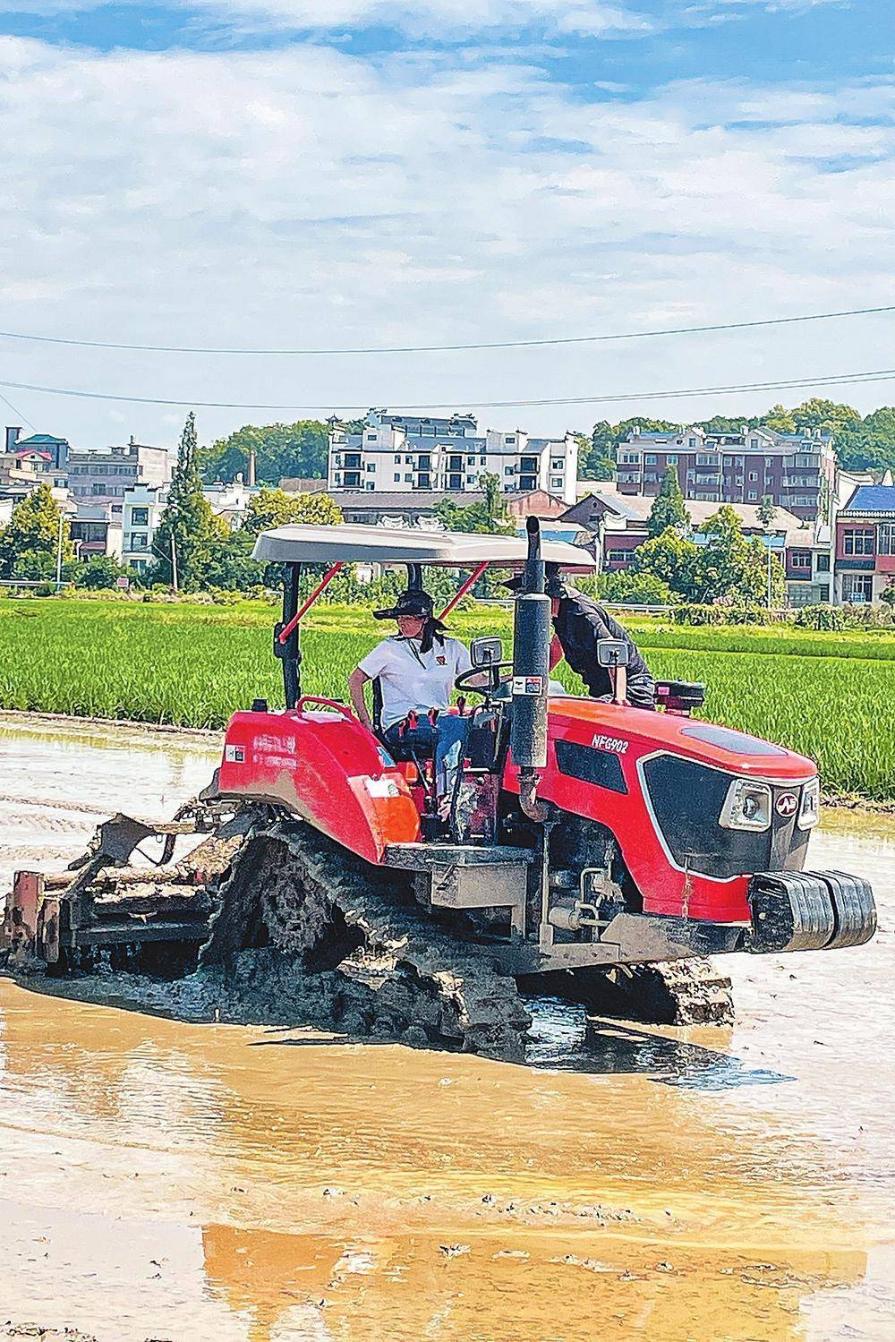 湖南农夫机电有限公司生产的nfg902履带拖拉机配旋耕机,平田器在