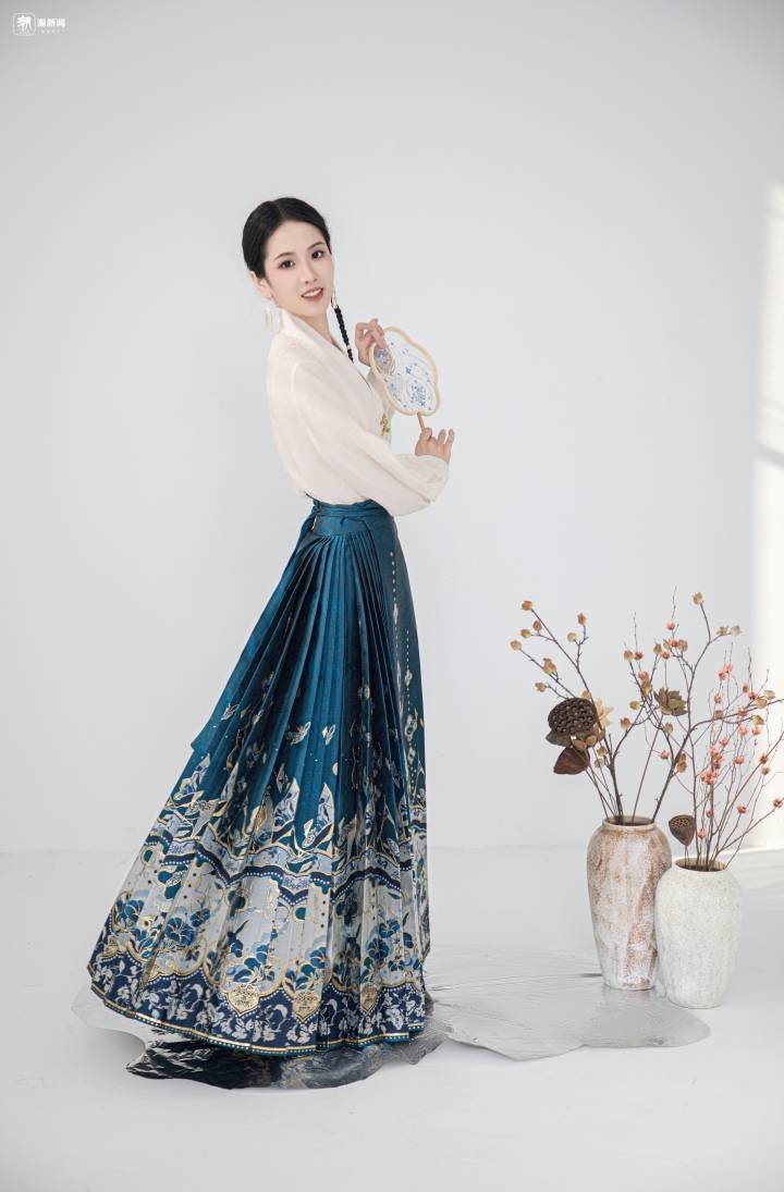 穿着自己设计的马面裙登上《时尚芭莎》,这名00后汉服设计师来自浙江
