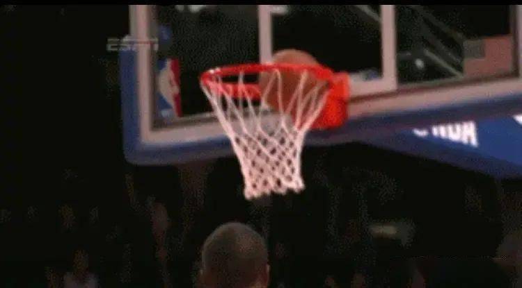 NBA 史上最离谱的空篮不进是哪个？
