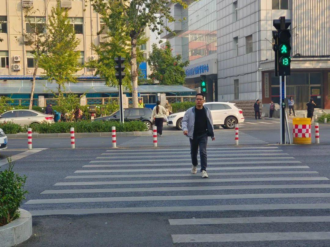 【文明城市】廊坊市区新增"申请式"行人过街信号灯_按钮_绿灯_马路