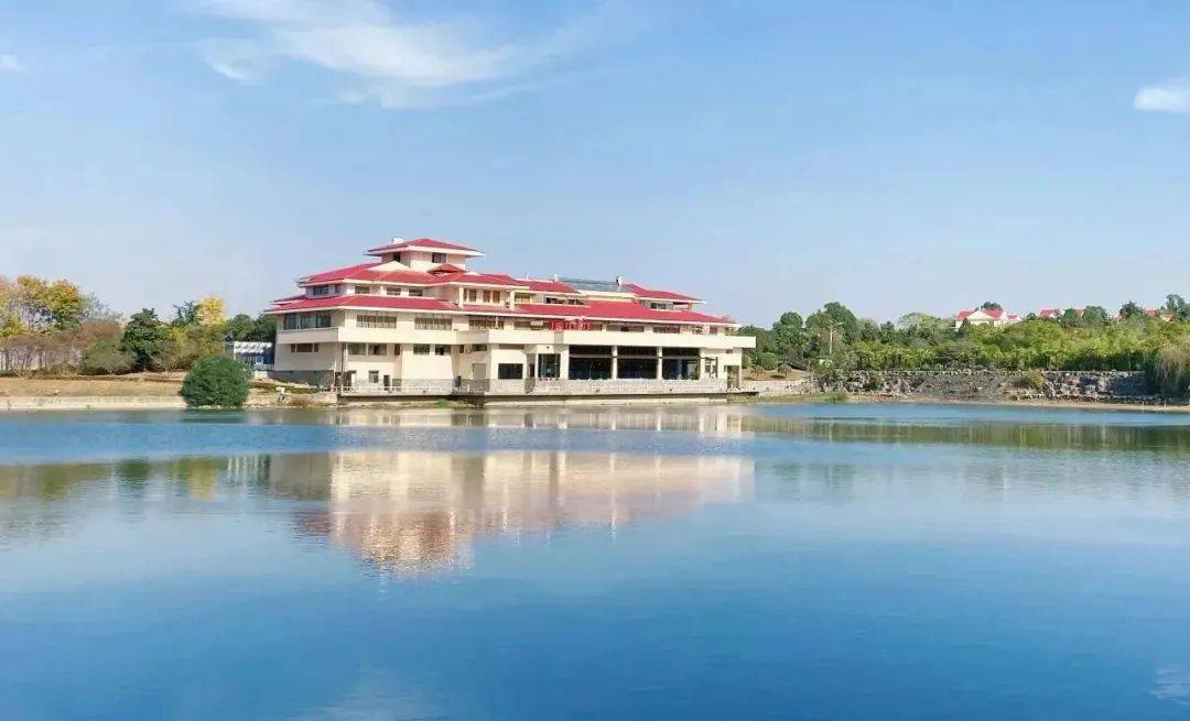 大吉温泉度假村位于风景优美,素有十里温泉,百里老山,千年银杏,万只