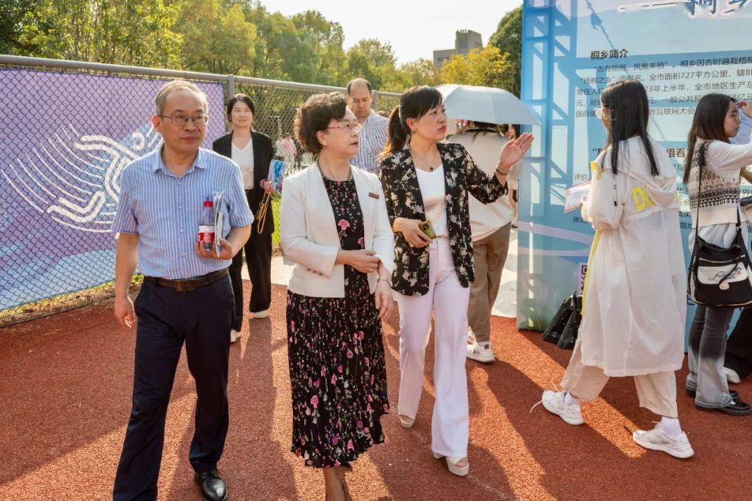 管理服务中心副主任冯慧卿,就业处处长赵逸斌,钱塘区人社局副局长李杰