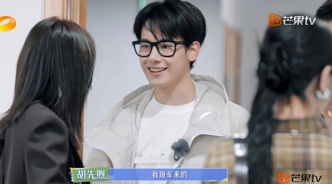 《花儿与少年·丝路季》开播,迪丽热巴生病,秦岚电音朵拉,胡先煦骑车
