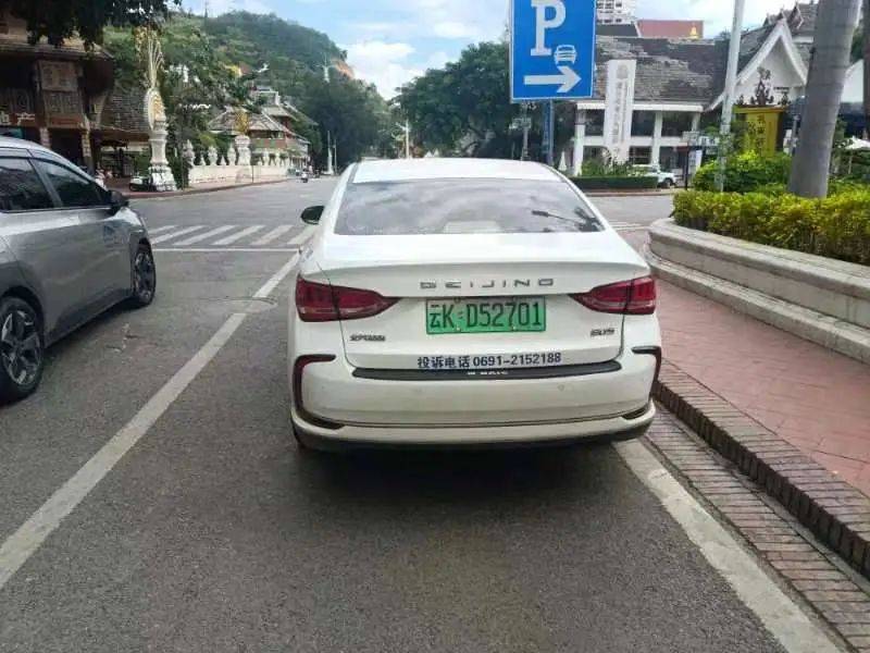 不文明行为:不按规定停车地点:景洪市宣慰大道告庄景区2号门路段云kd