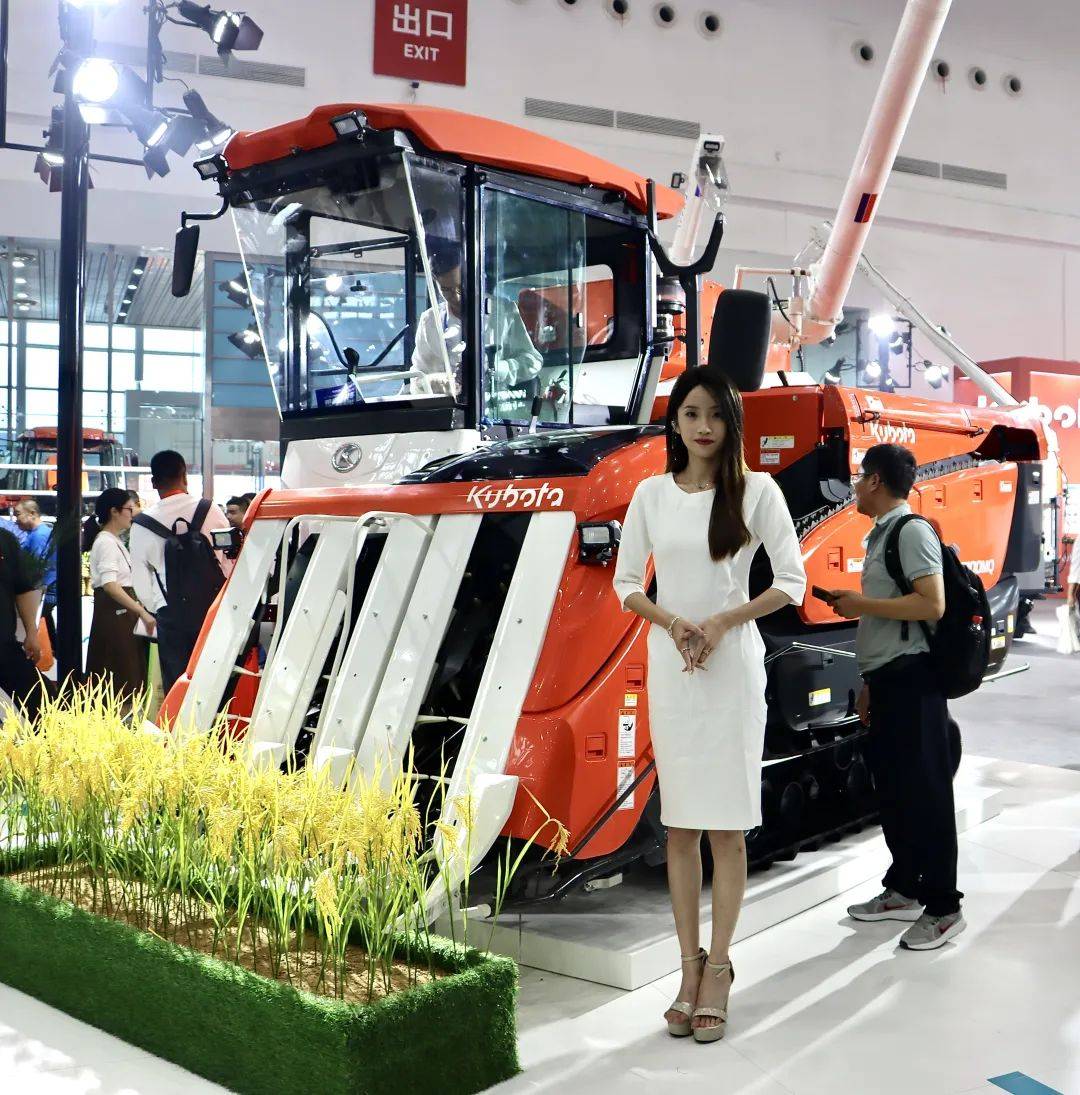 这款产品采用100马力久保田柴油发动机,轻松应对高产作物的高负荷收割