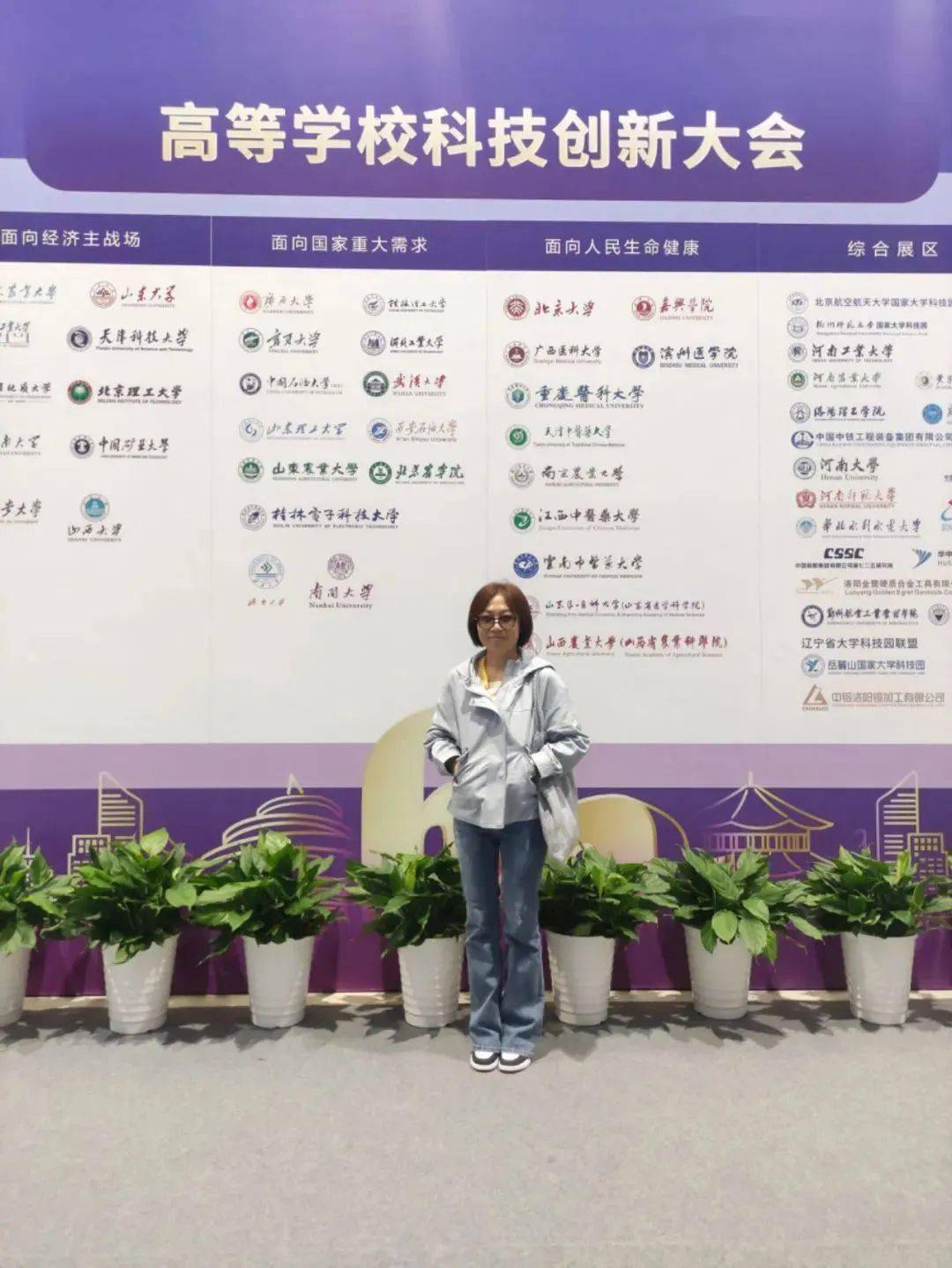 对于上课玩手机的"老大难"现象,张岩老师表示错误不在于手机,也不在于