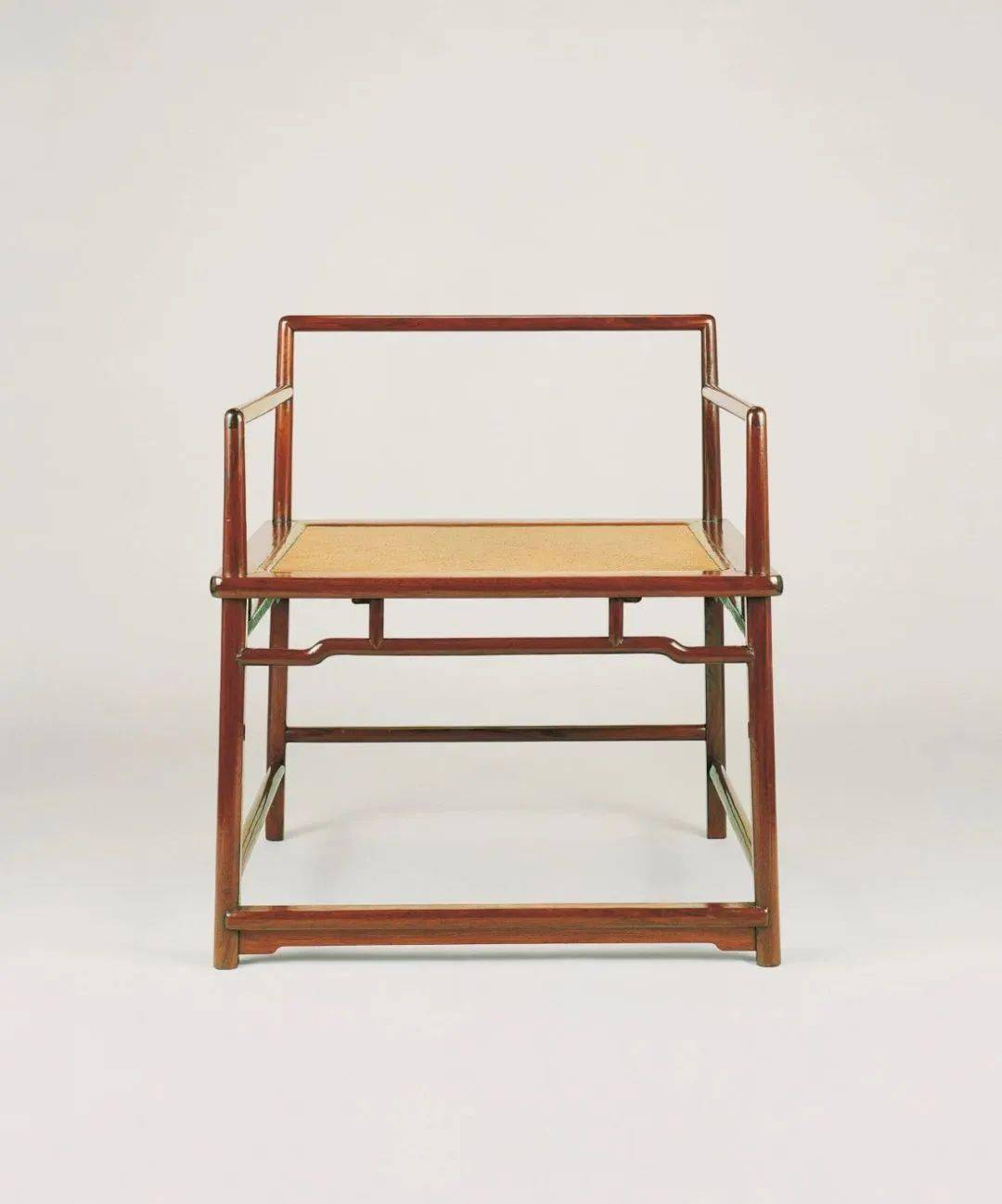 二简,三古」发挥到极致禅椅的椅盘宽大,扶手加长进深要比一般椅子大