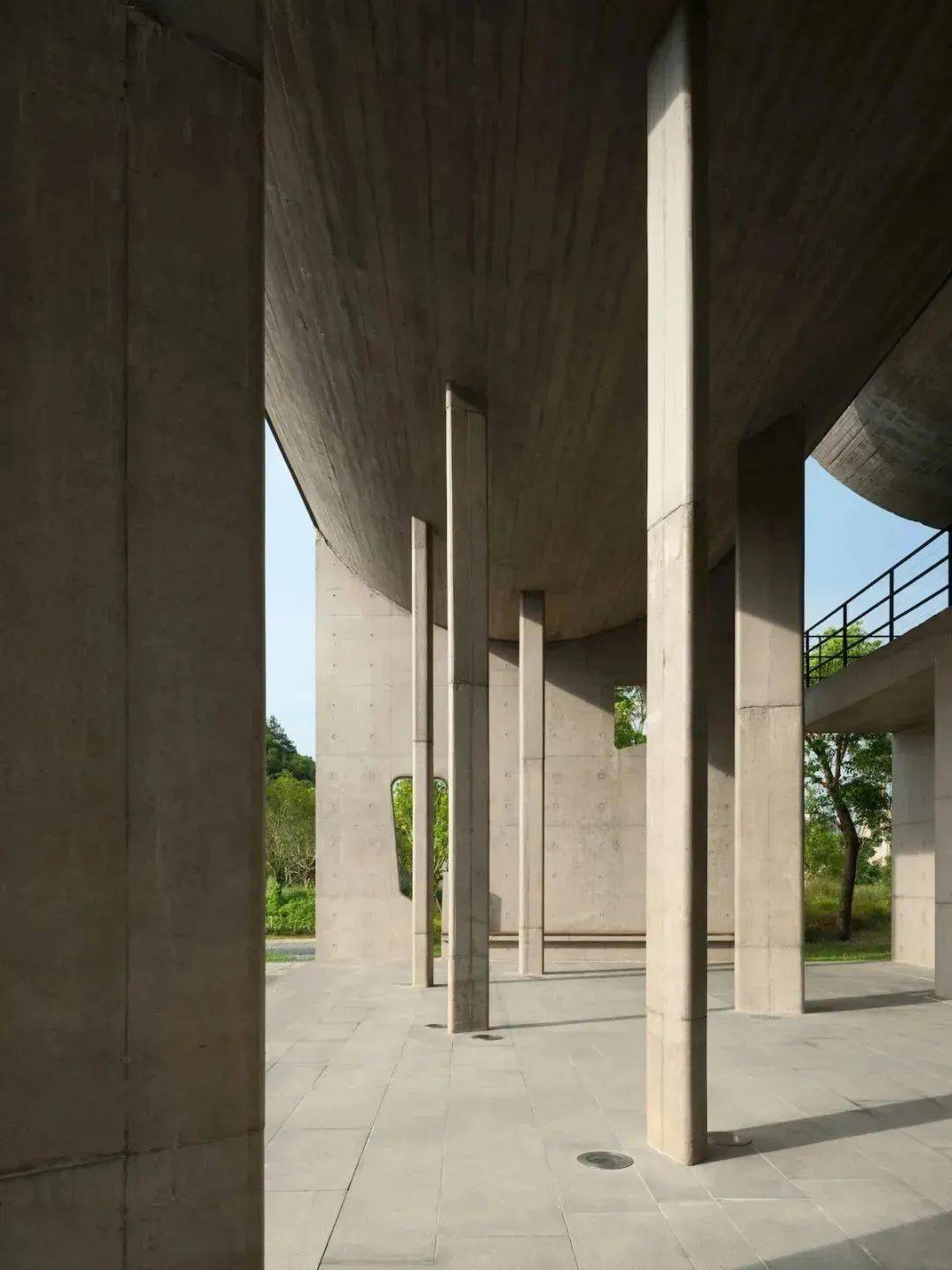 发布的两款富士龙中画幅镜头,具有移轴功能,能够实现光轴的倾斜和偏移