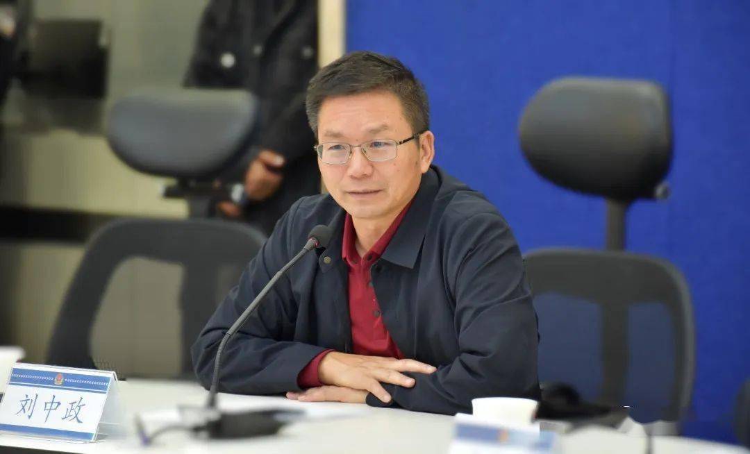 在宜良县公安局指挥调度中心大厅,县委书记刘中政通过实时数据大屏