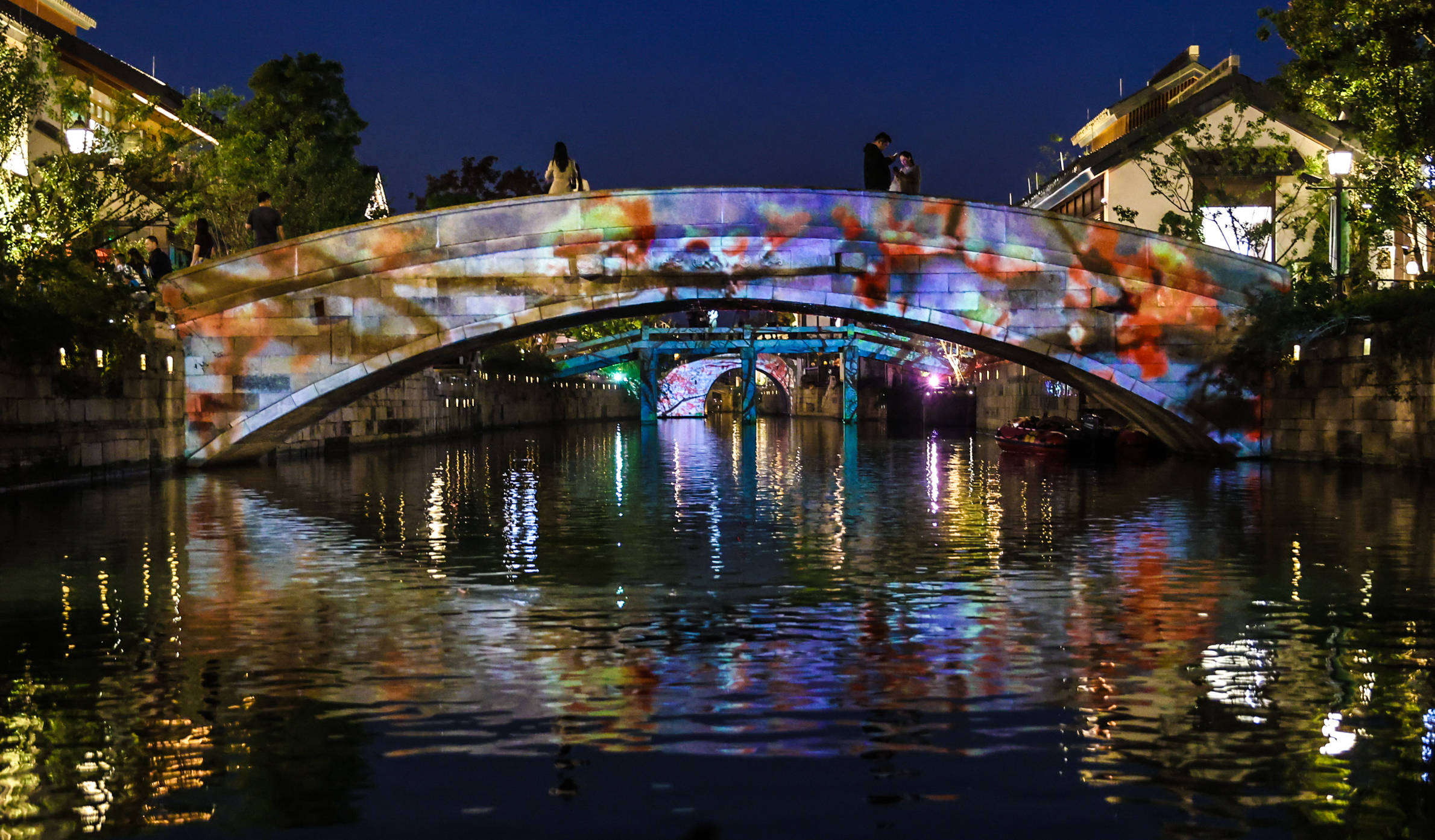 图说│夜游古镇感受不一样的水乡韵味,"光影上海"2023蟠龙天地以流动