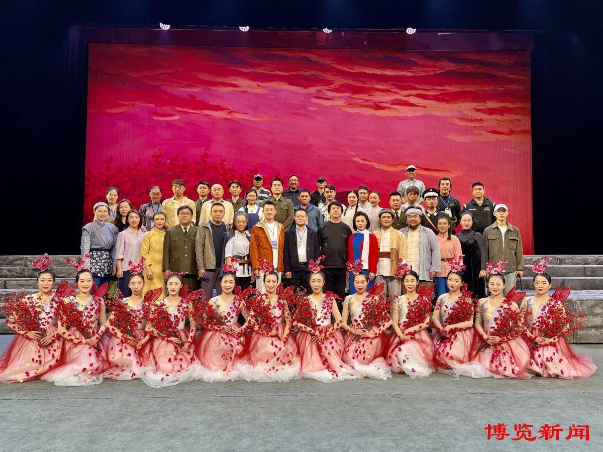 在41天,21场的演出中,脍炙人口的"时代金曲"《红梅赞》《绣红旗》等几