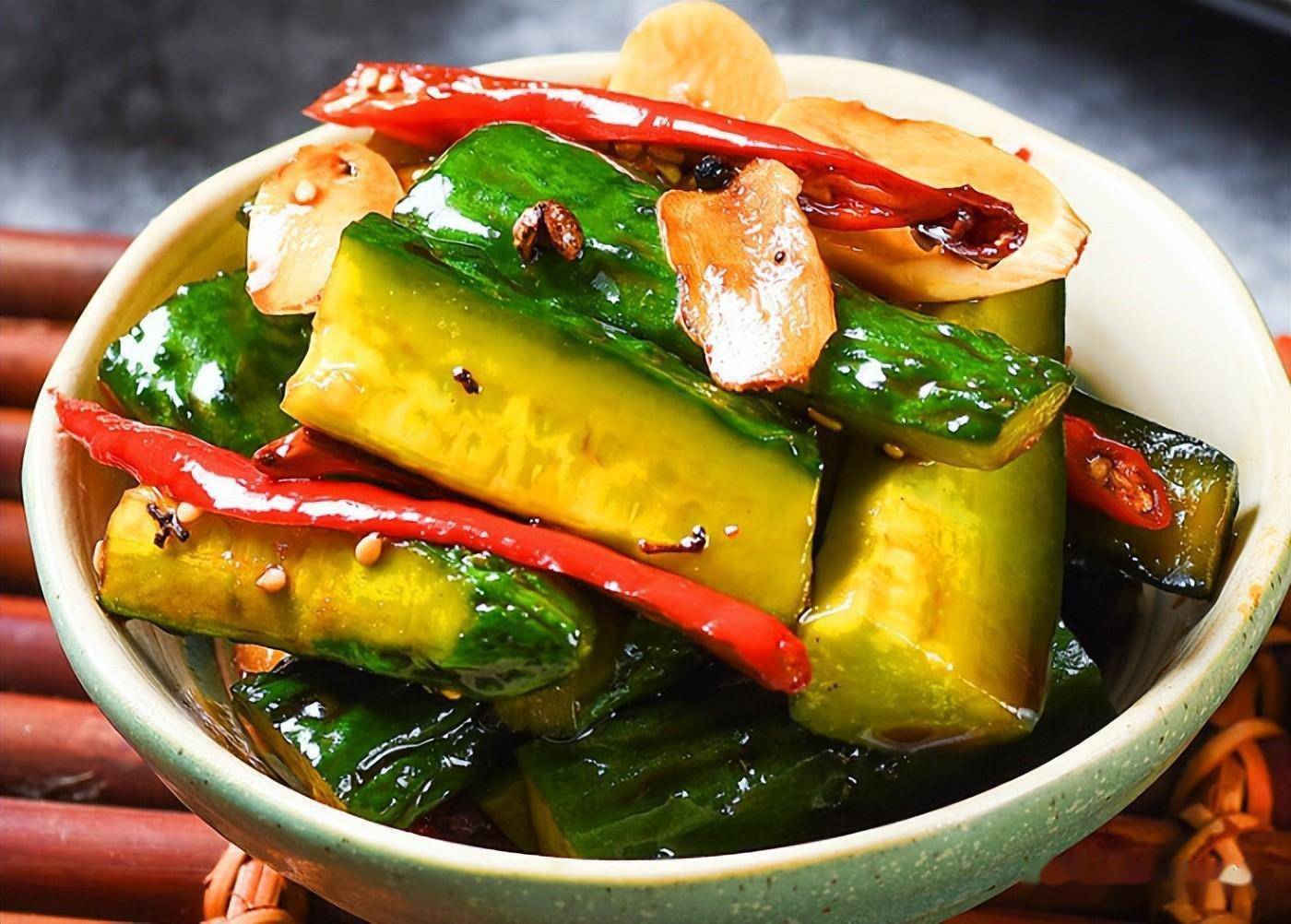 简单易学的自制腌黄瓜,鲜脆可口,解馋下酒,吃了一次还想吃