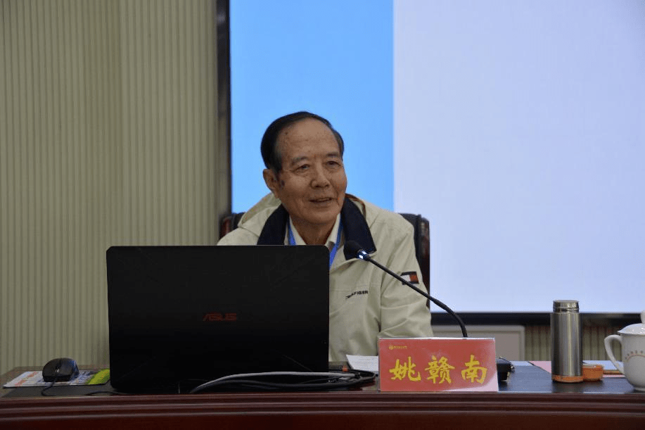 中国小康建设研究会副会长李彬选与山西阳泉干部学院常务副院长赵俊明