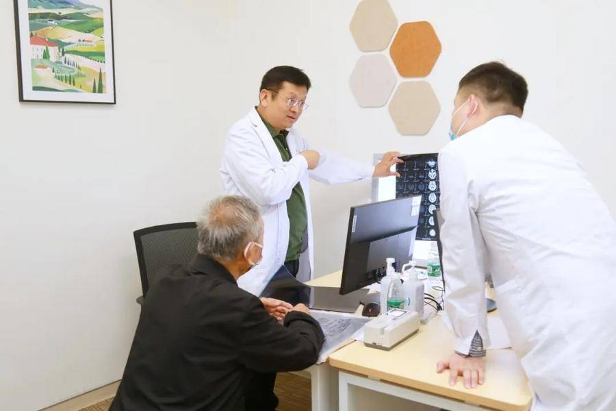 宣武医院济南医院院长焦力群首诊,患者感叹"看病不用再跑北京"