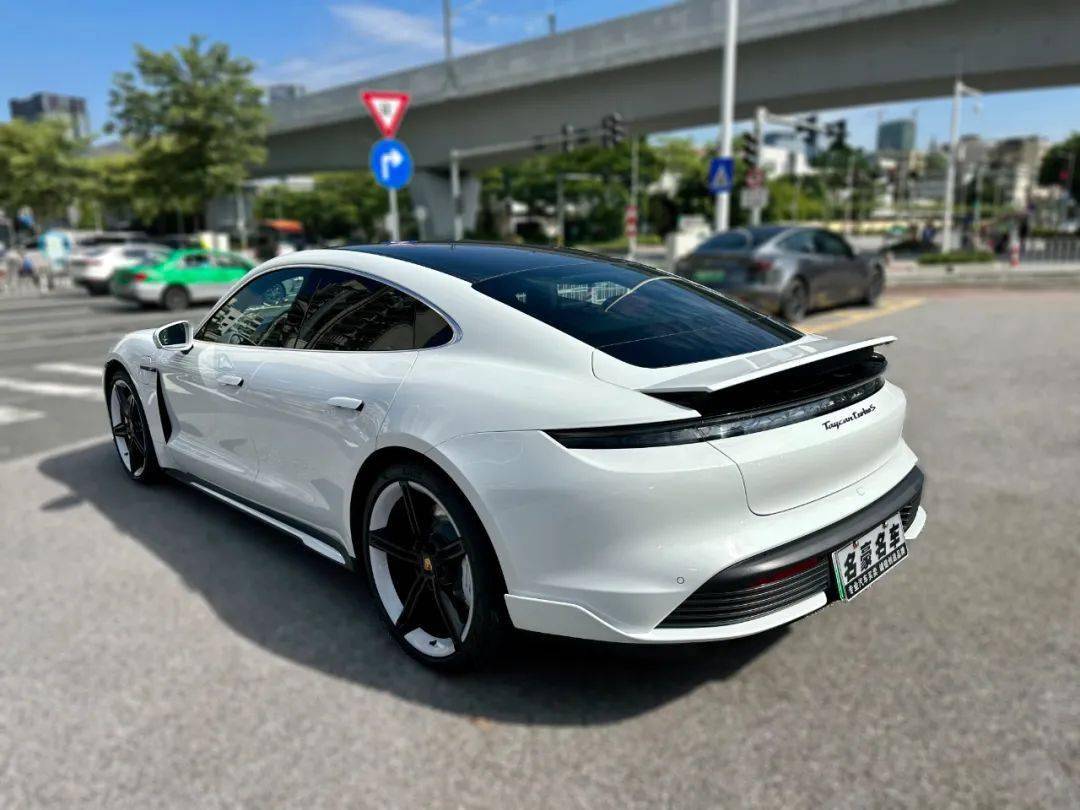 【推荐车型】保时捷taycan turbo:听说你们讲新能源弯道超车时,总喜欢