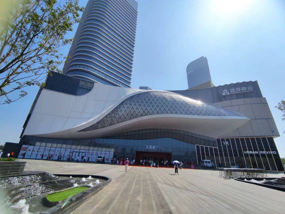 北京远洋乐堤港项目位于运河商务区先行启动区,风帆造型的楼体犹如