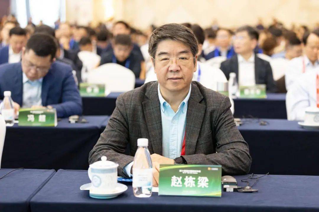 图为赵栋梁在现场参会图为成东全在现场参会本次会议