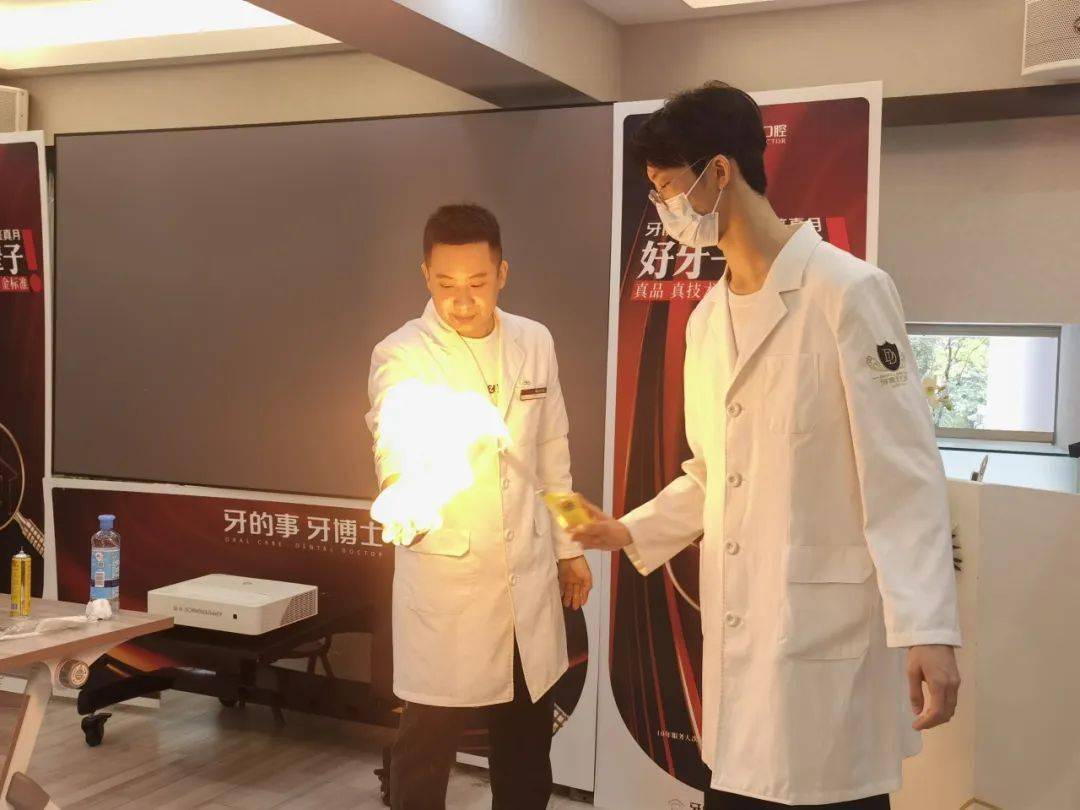 【活动回顾】 神奇的科学大爆炸让小记者爱上科学_实验_丁烷_火焰