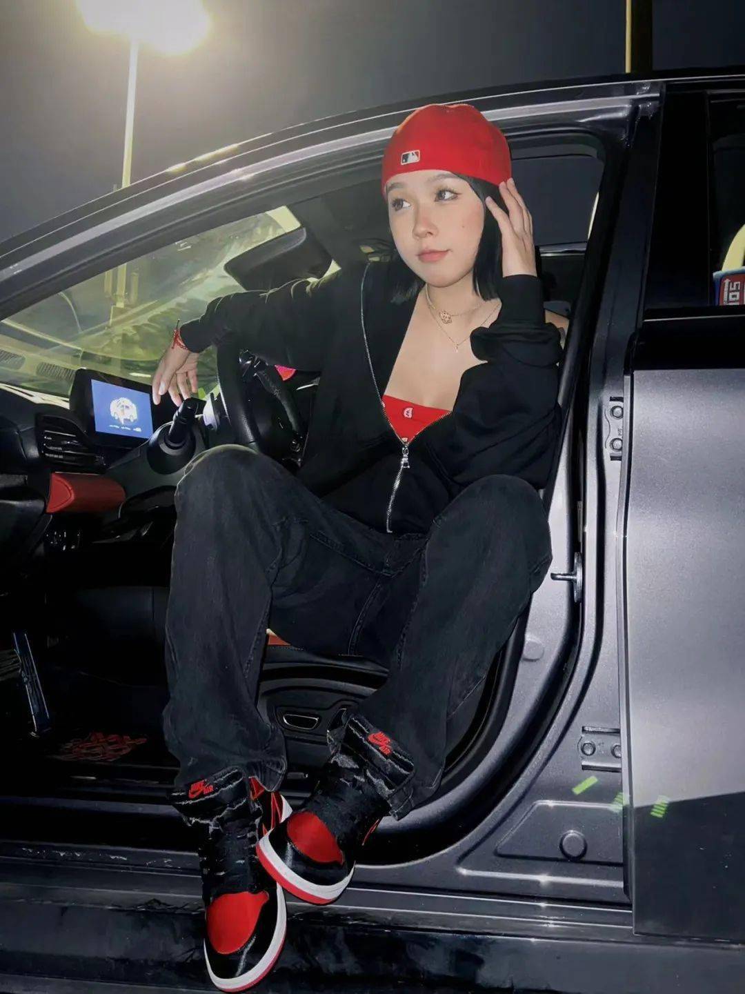 "the banned day" 穿上全新的 wmns air jordan 1 "satin bred" 黑红