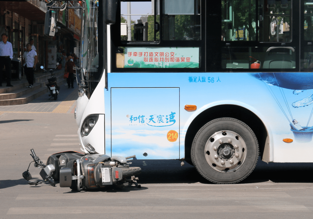 吴忠刘某某骑电动车与公交车相撞,负全责