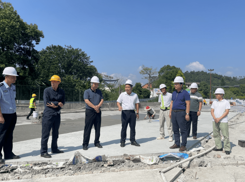 在危桥改造工程项目现场,梁福慧仔细察看桥梁整体情况