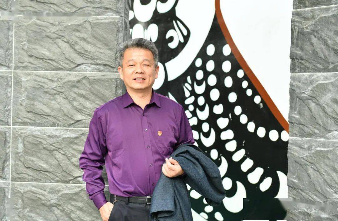 事迹简介:许冬子在阜阳师范学校读书期间即热衷于以参与文艺活动形式