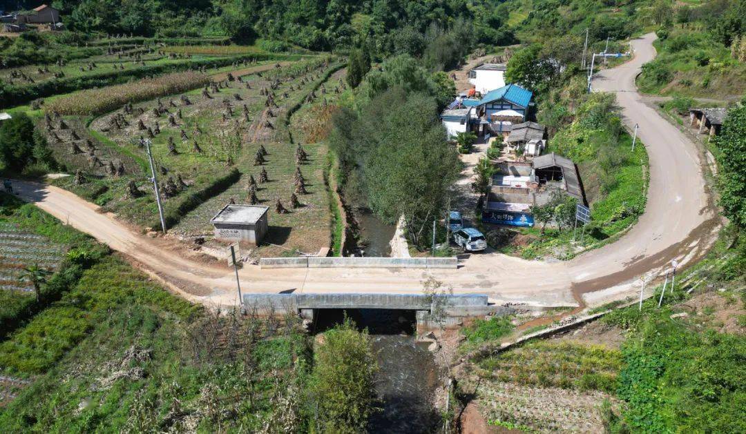 桥的对岸,是云南省曲靖市会泽县大井镇里可村