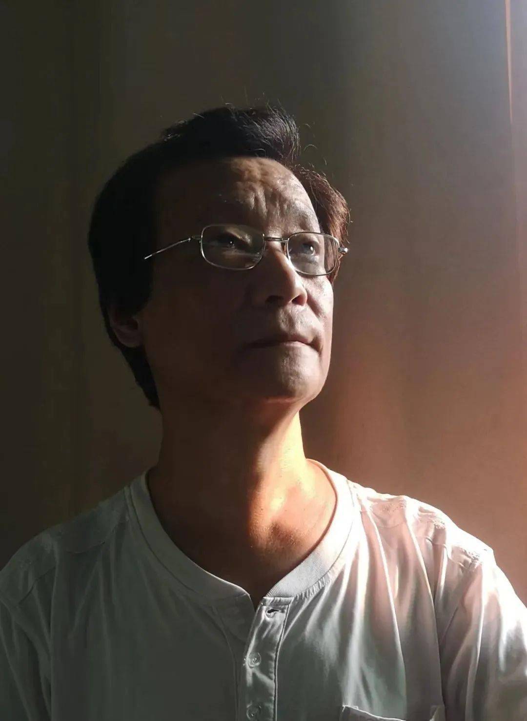 向明1963年生,四川内江人,师从著名画家阎松父,邱笑秋,张文忠先生