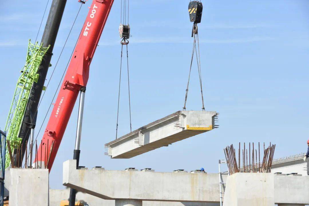 桥墩采用柱式墩,墩台采用桩基础,此次架设的空心板梁采用两台80t吊车