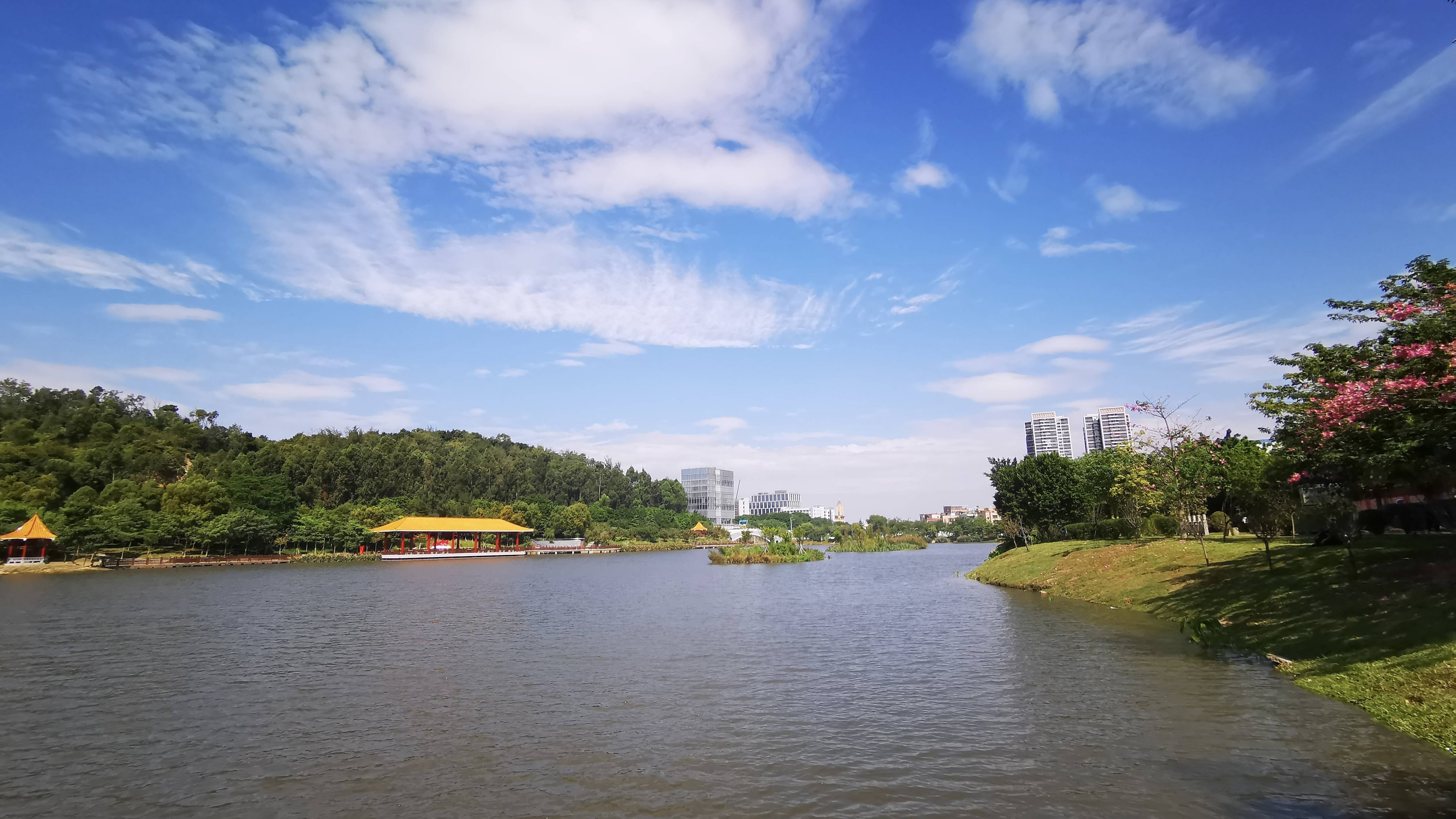 天蓝地绿水清图片图片