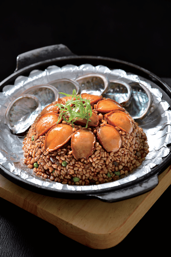 原料:鲜鲍鱼400克,干燕麦100克,卤肉粒60克,红腰豆40克,甜蜜豆20克