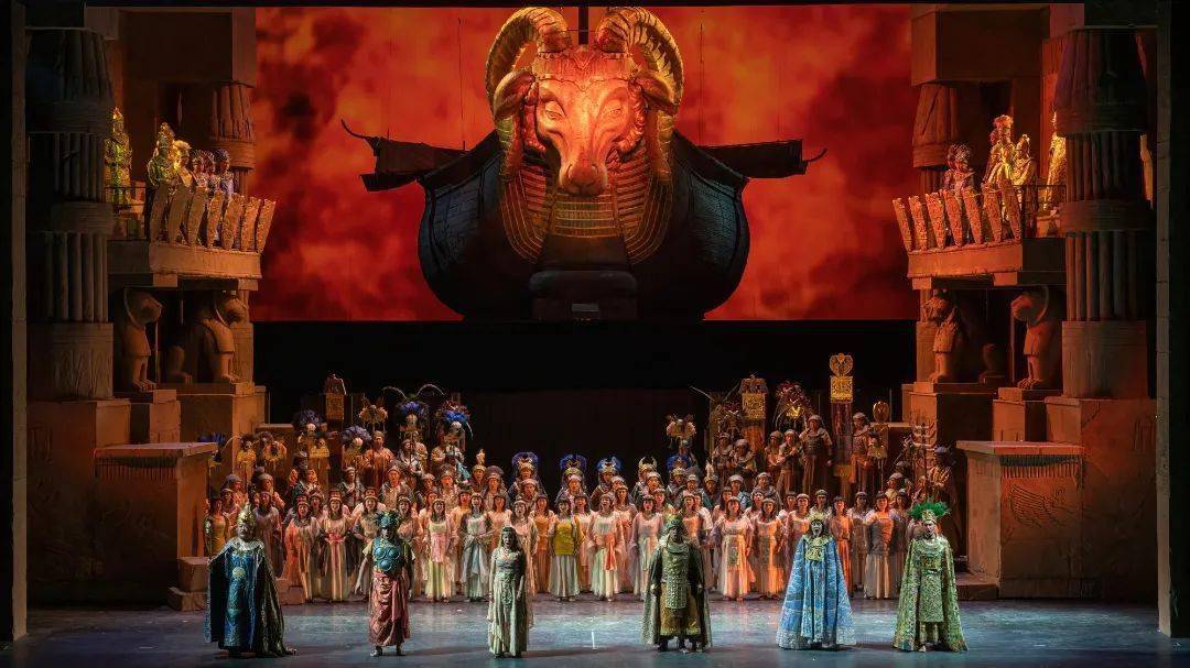 阿依达父亲阿莫纳斯洛饰演者达利博尔·耶尼施,以及朗